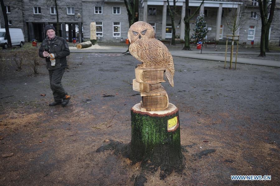 POLAND-WARSAW-WOOD SCULPTURE