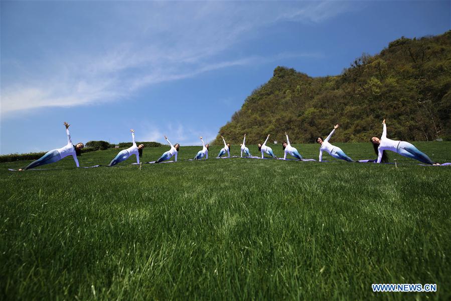 #CHINA-HUNAN-ZHANGJIAJIE-YOGA (CN)