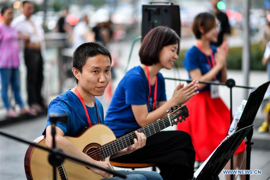 CHINA-CHENGDU-STREET BAND (CN)