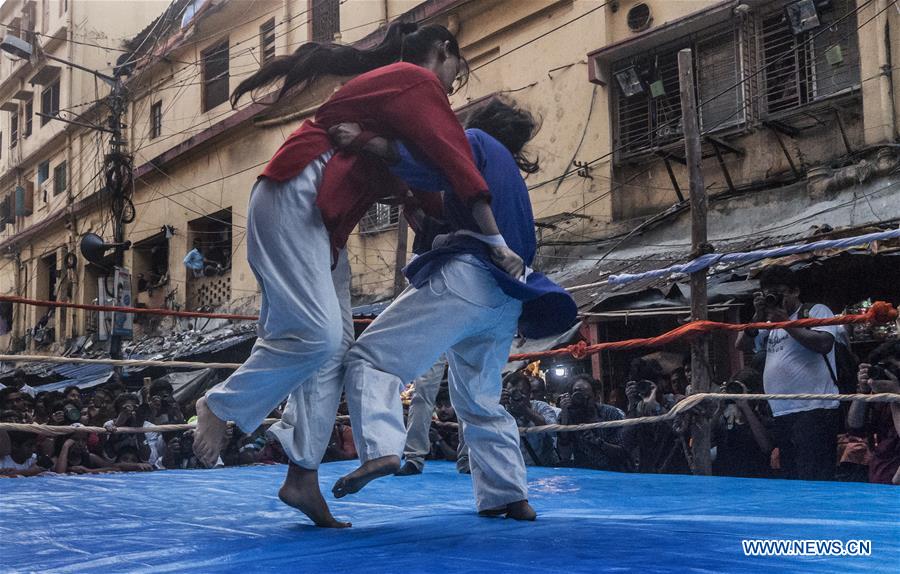 (SP)INDIA-KOLKATA-STREET WRESTLING