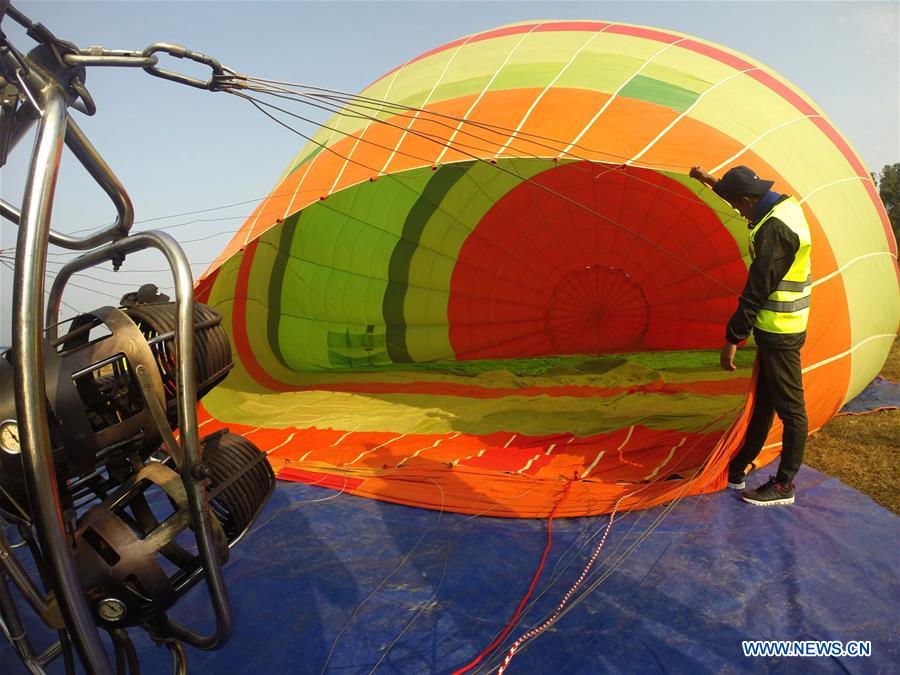 NEPAl-POKHARA-HOT AIR BALLOON-LAUNCH