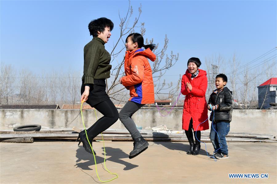 CHINA-SHANDONG-ORPHANED CHILDREN-VOLUNTEER (CN)