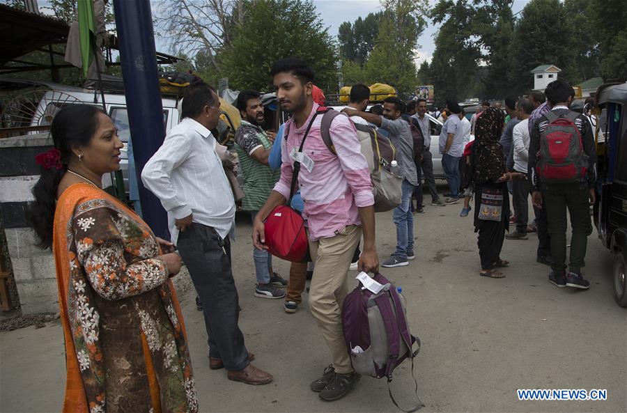 KASHMIR-SRINAGAR-TOURISTS-DEPARTURE