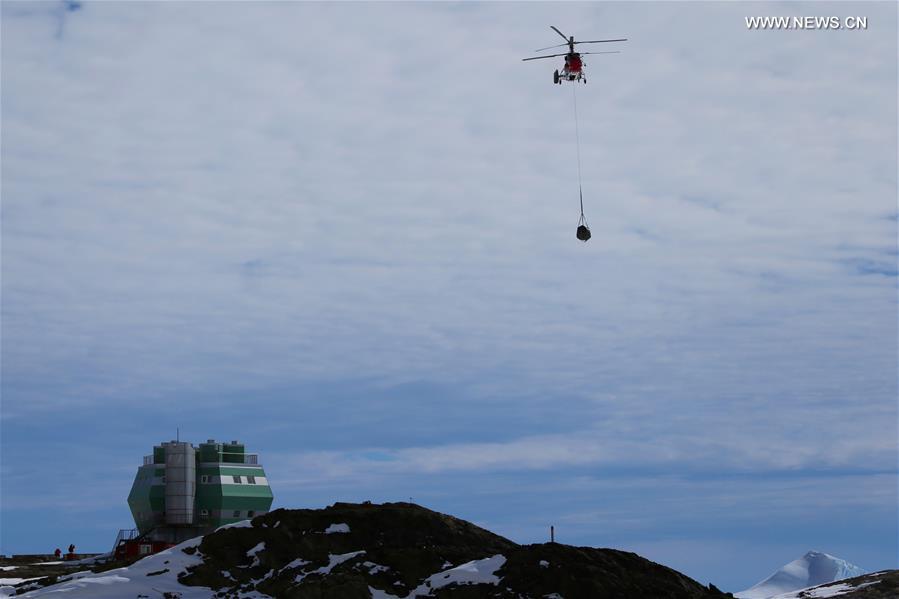 (EyesonSci)CHINA-ICEBREAKERS-ANTARCTIC EXPEDITION-UNLOADING CARGOS