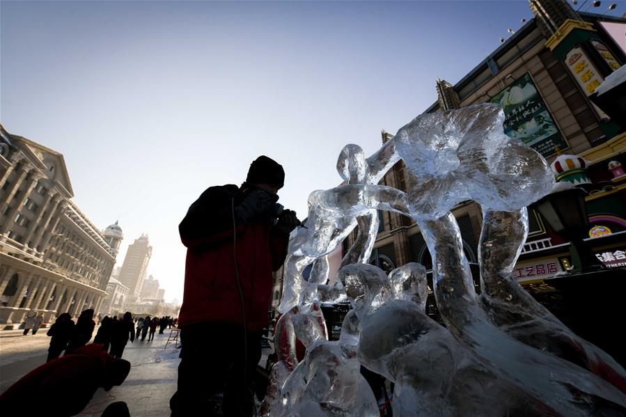 CHINA-HEILONGJIANG-HARBIN-ICE SCULPTURE (CN)