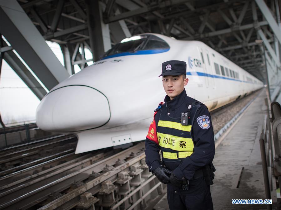 CHINA-HUBEI-SPRING FESTIVAL TRAVEL RUSH-WORKERS BEHIND THE SCENES (CN)