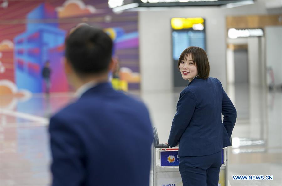 CHINA-CHONGQING-SPRING FESTIVAL TRAVEL RUSH-AIRPORT-COUPLE (CN)