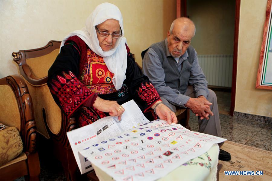 MIDEAST-HEBRON-OLD-WOMEN-DRIVING-LESSONS