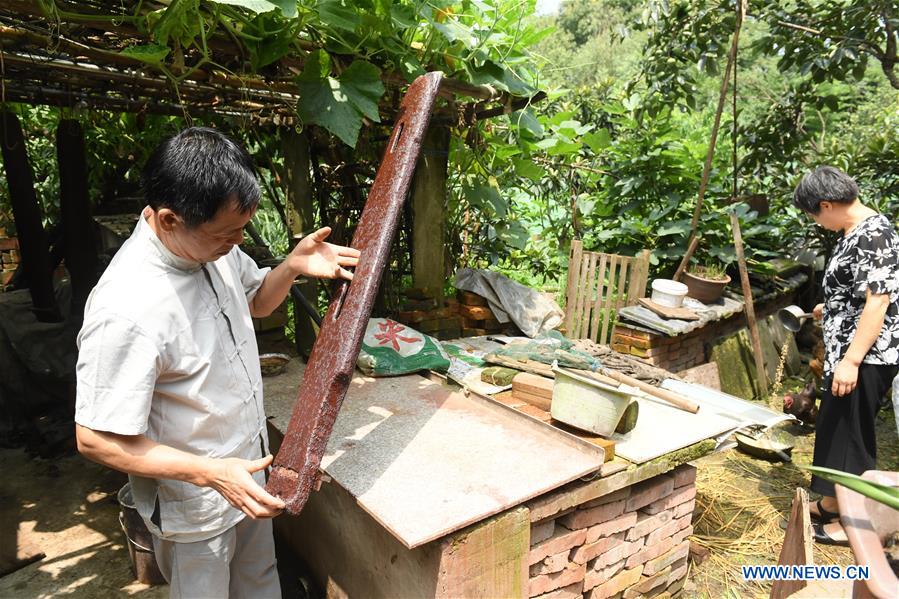 CHINA-ZHEJIANG-HANGZHOU-GUQIN MAKER (CN)