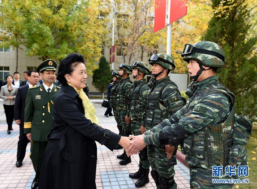 9月28日，中共中央政治局委员、国务院副总理、中央代表团副团长刘延东率中央代表团分团赴阿克苏地区、伊犁哈萨克自治州慰问，与各族干部群众共度节日、共享欢乐。这是刘延东在伊犁武警8660部队驻地慰问官兵。新华社记者张领摄