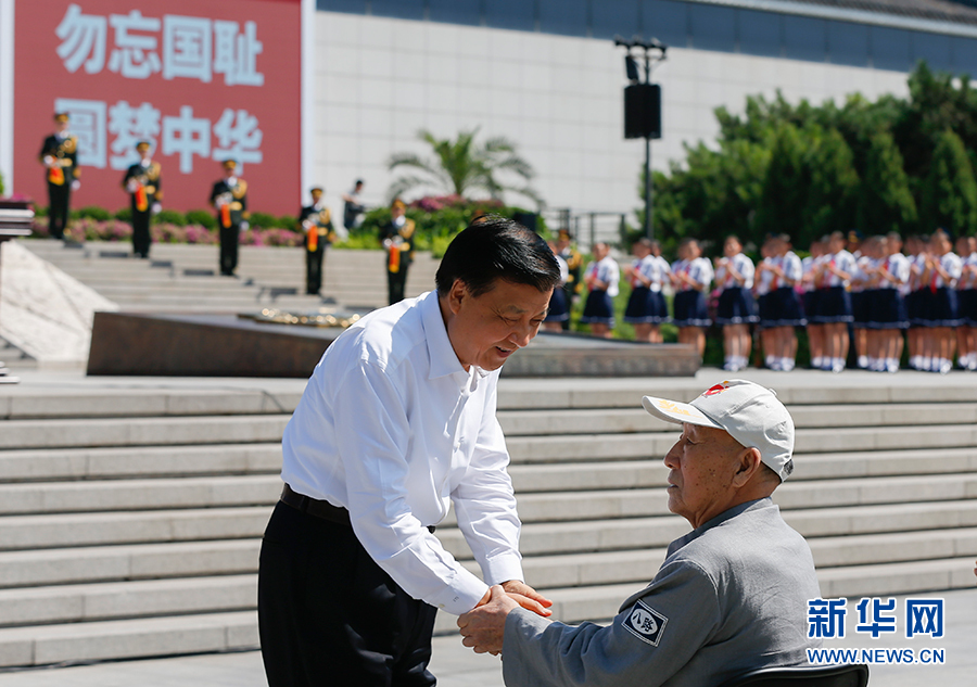 7月7日，纪念全民族抗战爆发80周年仪式在中国人民抗日战争纪念馆举行。中共中央政治局常委、中央书记处书记刘云山出席仪式并讲话。这是仪式开始前，刘云山与老八路代表握手。新华社记者崔新钰摄