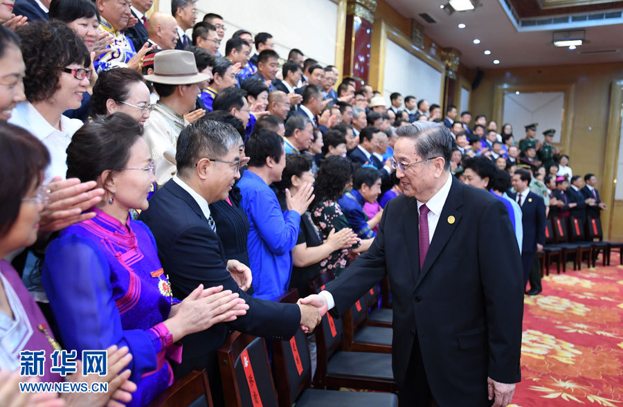 8月7日，中共中央政治局常委、全国政协主席、中央代表团团长俞正声在内蒙古新城宾馆会见内蒙古自治区离退休老同志和各族各界群众代表，并与他们合影留念。新华社记者 张领 摄