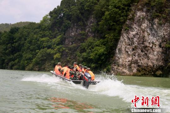 武警黔东南支队在水上开展救援训练 黄事成 摄