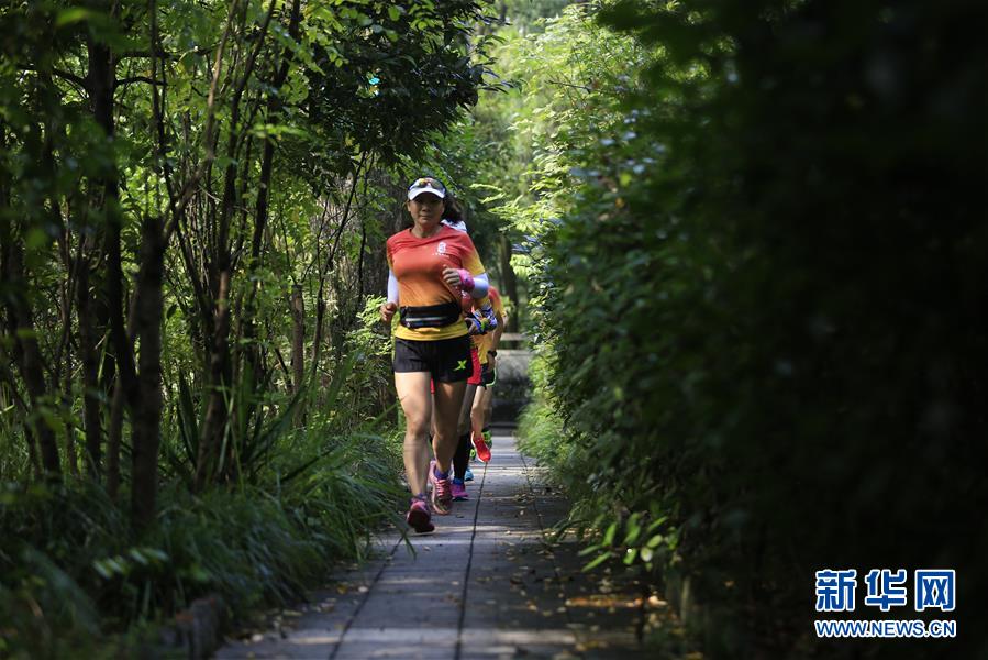 #（社会）（5）跑步山林间