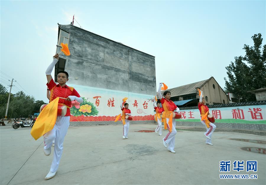 （在习近平新时代中国特色社会主义思想指引下——新时代新作为新篇章·总书记关心的百姓身边事·图文互动）（4）让乡村社会既充满活力又和谐有序——中国乡村治理呈现新局面