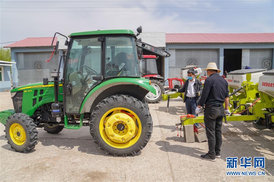 （在习近平新时代中国特色社会主义思想指引下——新时代新作为新篇章·习近平总书记关切事·图文互动）（7）让农民挑上“金扁担”——农业现代化的生动实践扫描