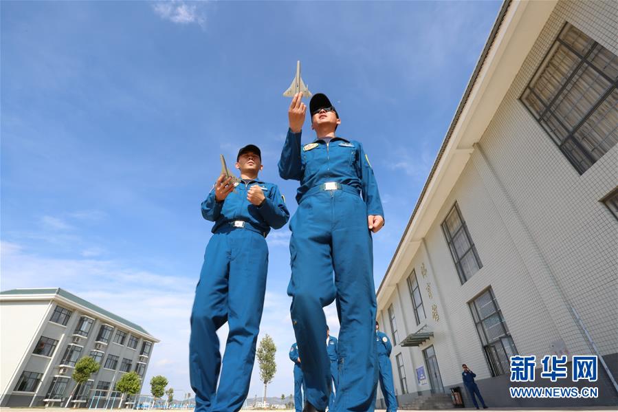 （图文互动）（3）5290小时！中国空军歼击机飞行纪录保持者光荣停飞