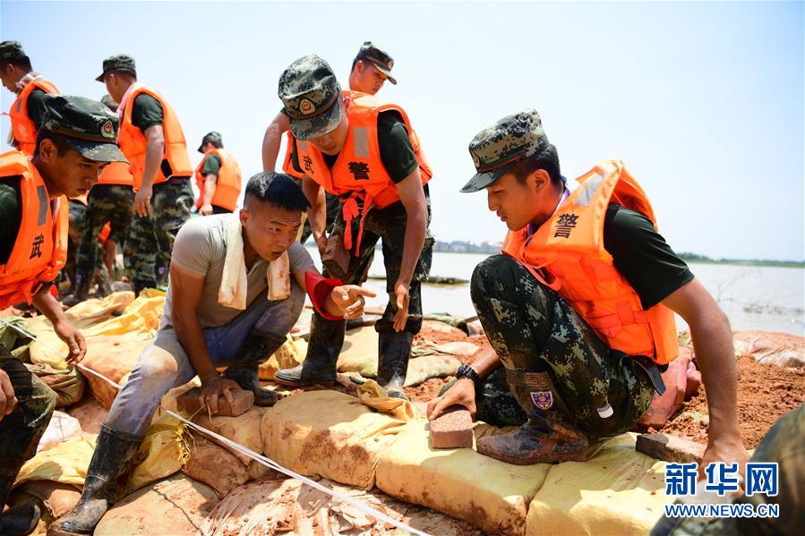 （防汛抗洪·图文互动）（2）洪水不退，子弟兵誓死不退——解放军和武警部队官兵参与洪涝灾害抢险救援记事