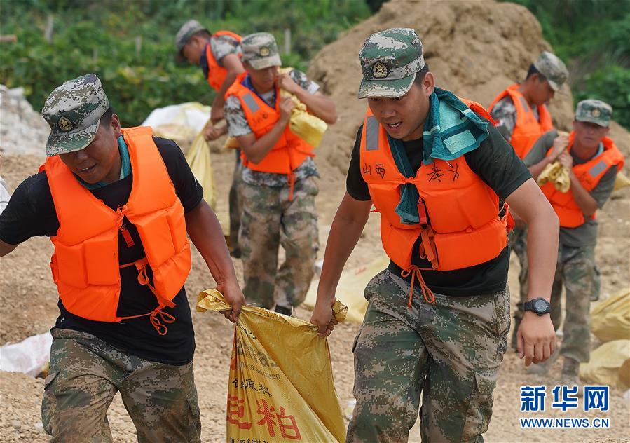 （新华全媒头条·图文互动）（9）“洪线”逆险守家国——抗洪一线的凡人星光