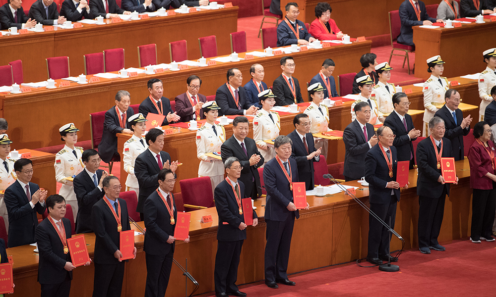 习近平等为获得改革先锋称号人员代表颁奖