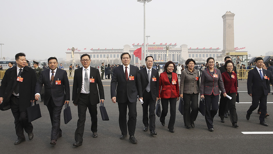 全国政协委员走向会场