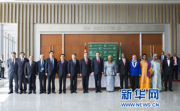 5月5日，中国国务院总理李克强在亚的斯亚贝巴非洲联盟总部会见非盟委员会主席祖马。这是会见后，李克强同祖马参加集体合影。新华社记者王晔摄