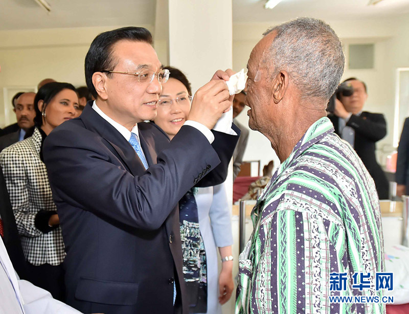 5月6日，国务院总理李克强与埃塞俄比亚总统穆拉图一同来到亚的斯亚贝巴阿勒塔医院，看望受益于中国免费白内障手术“光明行”活动的埃塞俄比亚患者。这是李克强亲手为接受中国医生手术的埃塞俄比亚白内障患者拆开纱布。 新华社记者 李涛 摄 