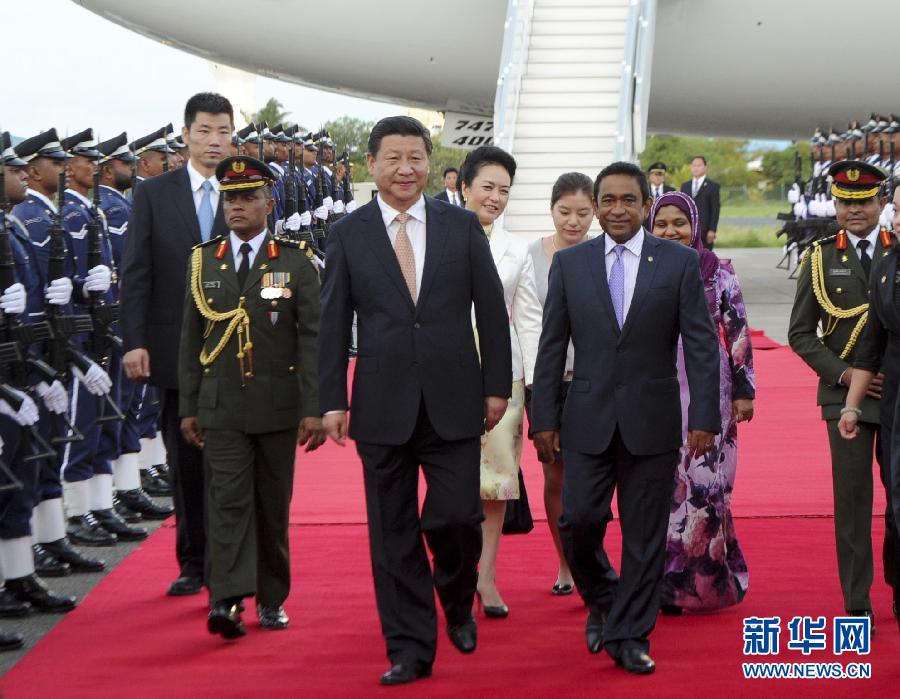 9月14日，国家主席习近平抵达马累，开始对马尔代夫进行国事访问。习近平和夫人彭丽媛在机场受到马尔代夫总统亚明夫妇的热情迎接。 新华社记者 张铎 摄