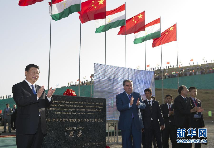 9月13日，国家主席习近平和塔吉克斯坦总统拉赫蒙共同出席中国－中亚天然气管道D线塔吉克斯坦境内段开工仪式。 新华社记者黄敬文摄 