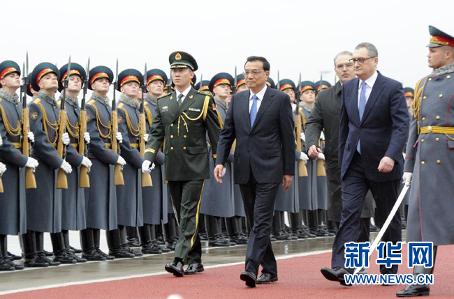 10月12日，中国国务院总理李克强乘专机抵达莫斯科，开始对俄罗斯进行正式访问并举行中俄总理第十九次定期会晤。俄方在机场举行隆重仪式，欢迎李克强总理。新华社记者 张铎 摄