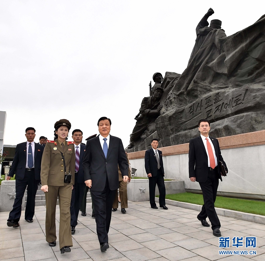 10月10日，正在朝鲜访问的中共中央政治局常委、中央书记处书记刘云山在平壤参观朝鲜祖国解放战争胜利纪念馆。 新华社记者 李涛 摄