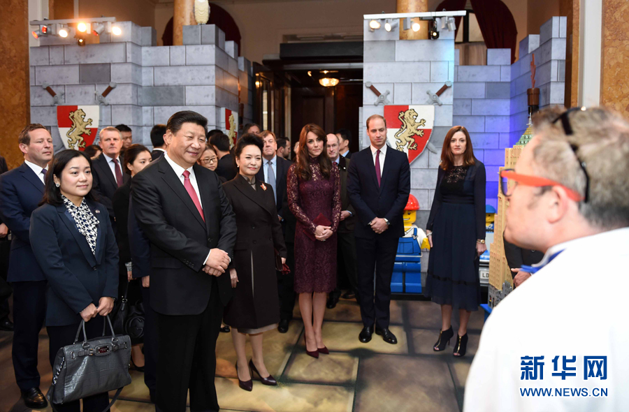 10月21日，国家主席习近平和夫人彭丽媛在英国威廉王子夫妇陪同下，出席在伦敦举行的中英创意产业展。 新华社记者 张铎 摄