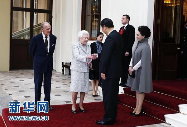 10月22日，国家主席习近平和夫人彭丽媛离开白金汉宫。离开前，英国女王伊丽莎白二世和丈夫菲利普亲王专门前来同习近平夫妇亲切话别。新华社记者 鞠鹏 摄