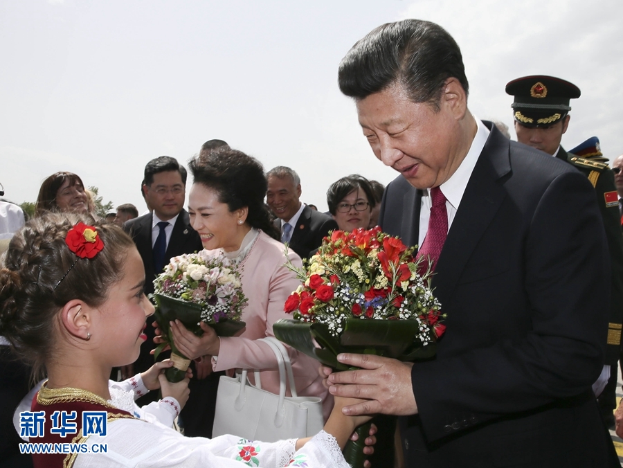  6月17日，国家主席习近平乘专机抵达贝尔格莱德，开始对塞尔维亚共和国进行国事访问。塞尔维亚少年儿童向习近平和夫人彭丽媛献上鲜花。新华社记者 兰红光 摄 