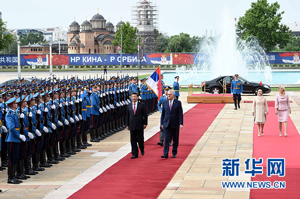 6月18日，国家主席习近平出席塞尔维亚总统尼科利奇在贝尔格莱德举行的隆重欢迎仪式。 新华社记者饶爱民摄