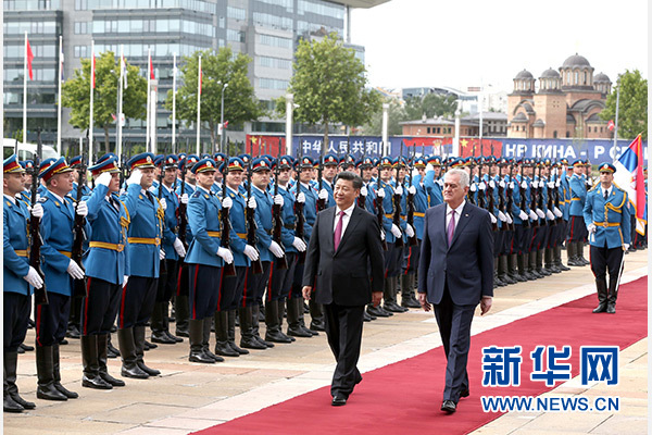 6月18日，国家主席习近平出席塞尔维亚总统尼科利奇在贝尔格莱德举行的隆重欢迎仪式。 新华社记者马占成摄