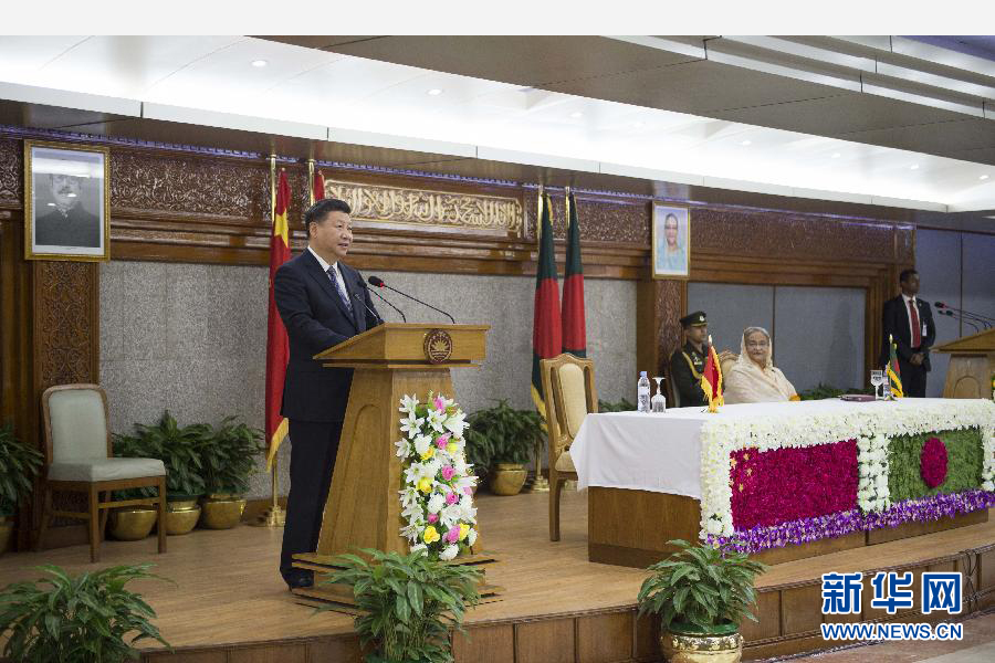 10月14日，国家主席习近平在达卡同孟加拉国总理哈西娜举行会谈。这是会谈后，两国领导人共同会见记者。 新华社记者谢环驰摄 