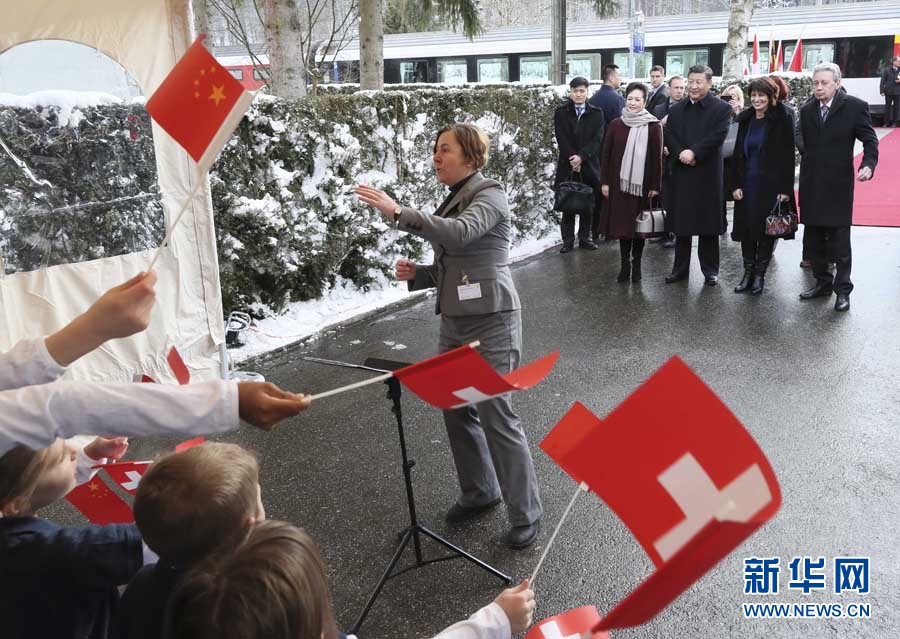 这是习近平和夫人彭丽媛在伯尔尼克尔萨茨火车站观看瑞士童声合唱团表演。 新华社记者 兰红光 摄