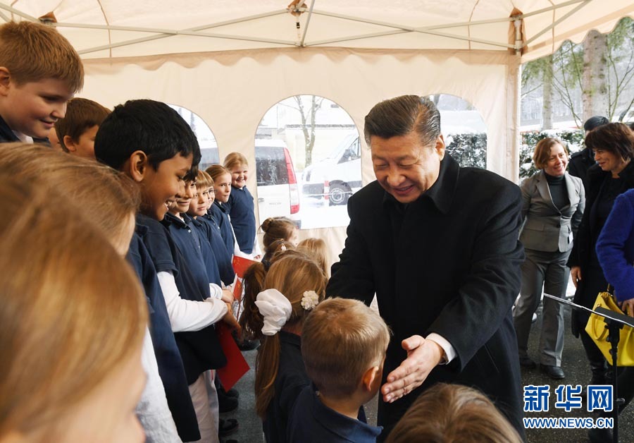 这是习近平在伯尔尼克尔萨茨火车站观看瑞士童声合唱团表演后，与合唱团的小演员交流。 新华社记者 饶爱民 摄