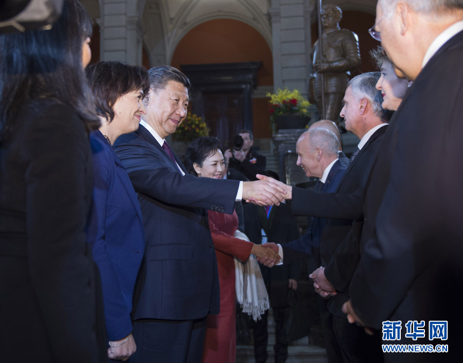 1月15日，国家主席习近平在伯尔尼出席瑞士联邦委员会全体委员集体举行的迎接仪式并致辞。 新华社记者 谢环驰 摄