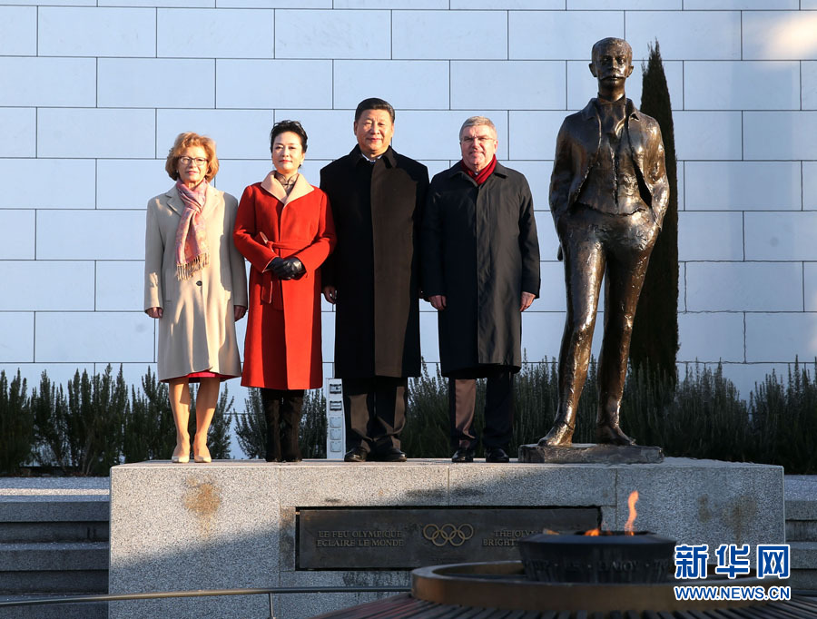 1月18日，国家主席习近平在瑞士洛桑国际奥林匹克博物馆会见国际奥林匹克委员会主席巴赫。这是习近平和夫人彭丽媛与巴赫夫妇在现代奥林匹克运动发起人顾拜旦雕像前合影。新华社记者 姚大伟 摄