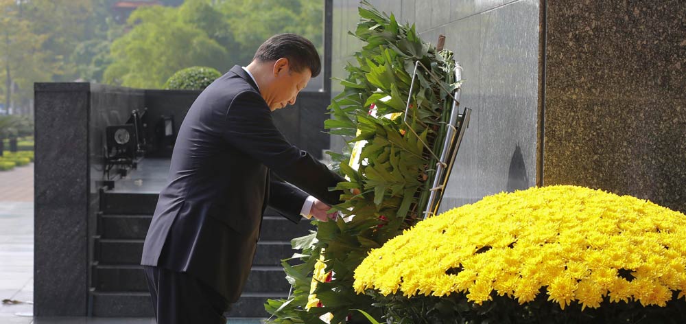 习近平拜谒胡志明陵并敬献花圈